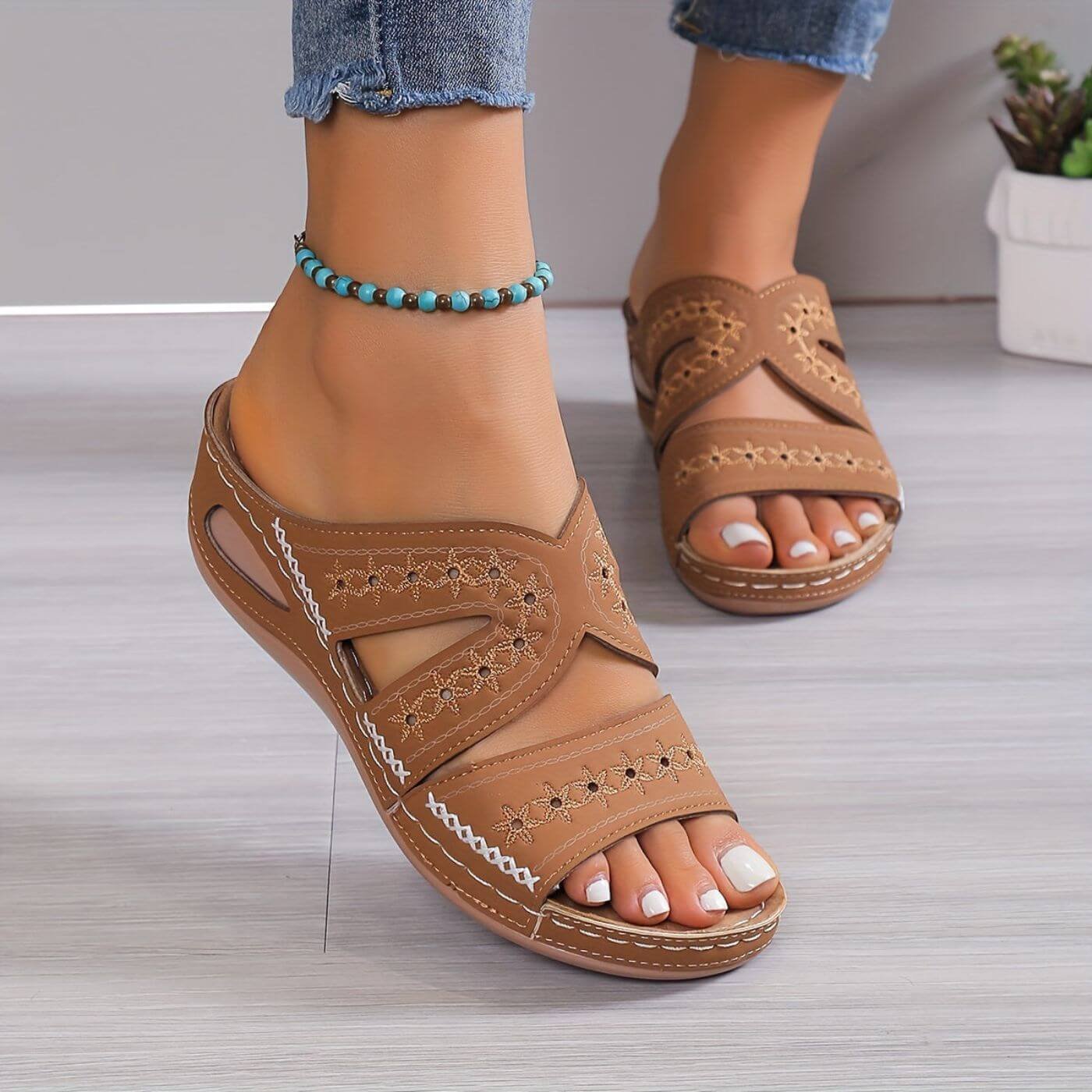 Women's Floral Wedge Sandals - Brown